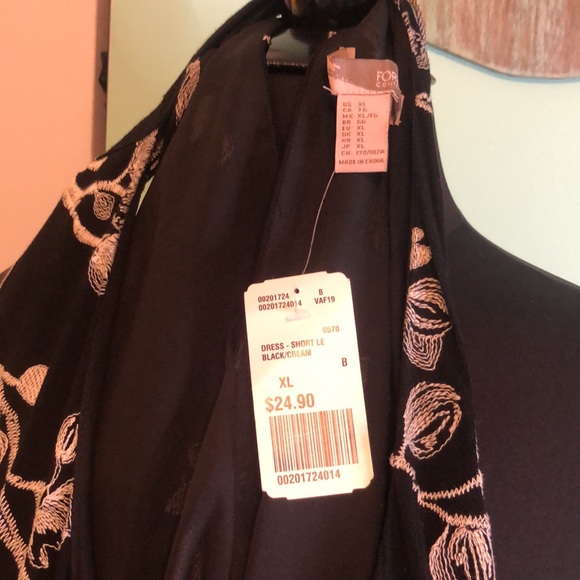 Sleeveless Embroidered Dress - Picture 7 of 7